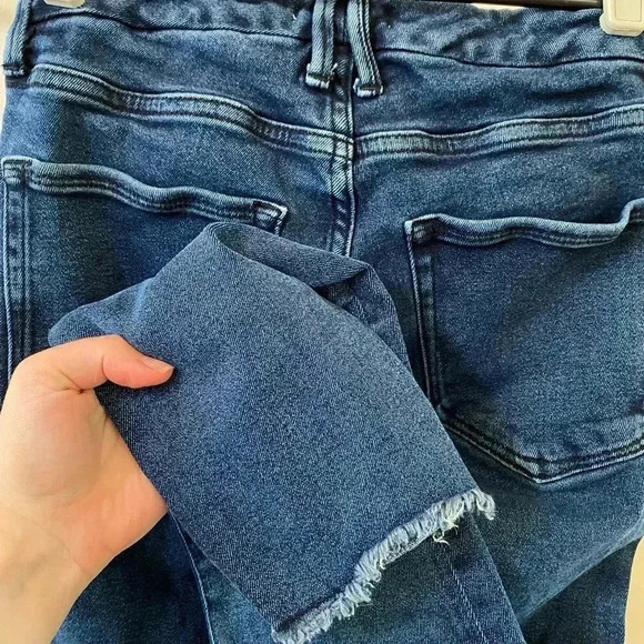 GOOD AMERICAN GOOD LEGS SKINNY JEANS WITH RAW HEM DARK BLUE JEANS SIZE 2/26 - Picture 2 of 5